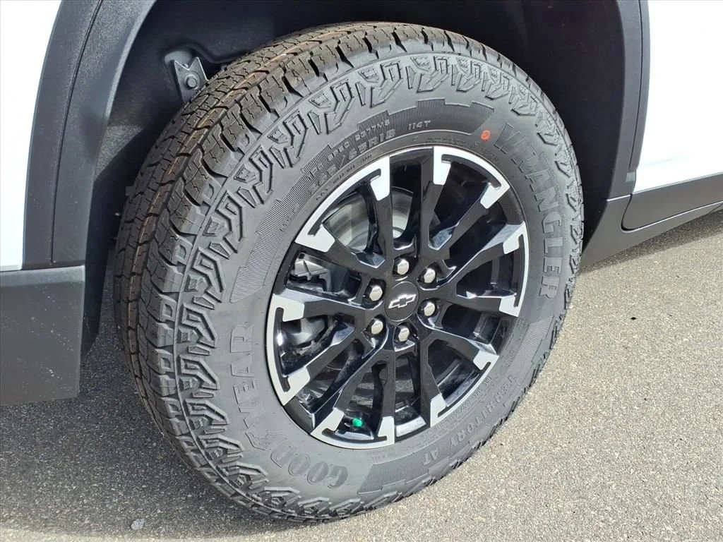 New 2026 Polar White Tricoat Chevrolet Z71 image 24