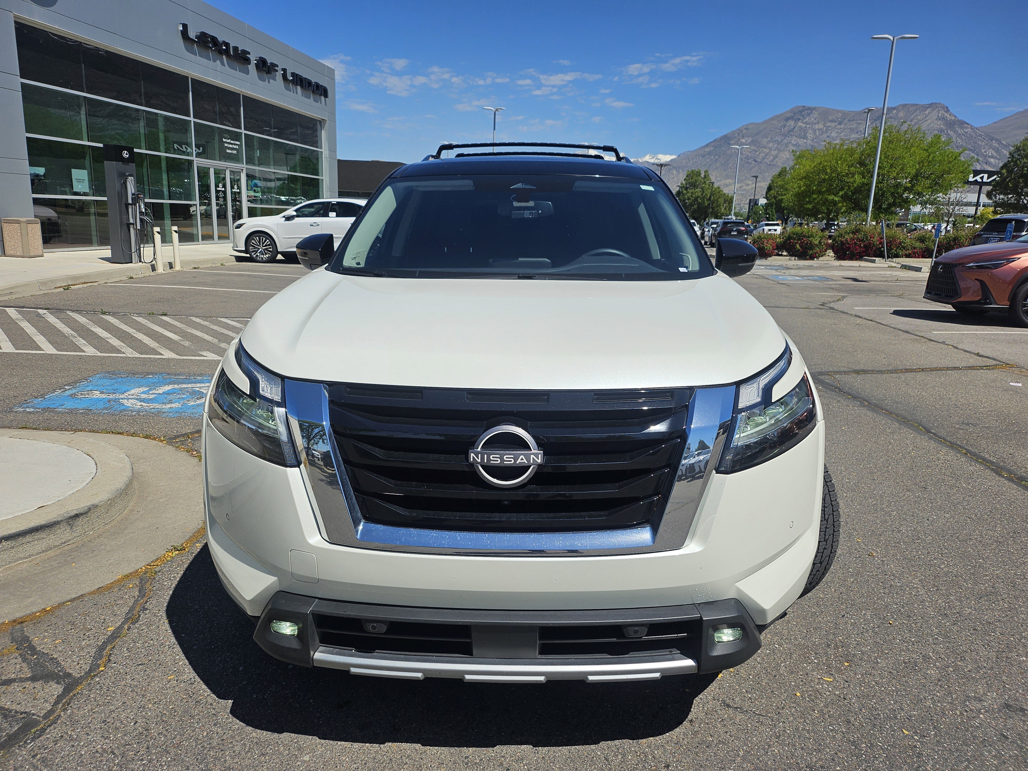 Used 2022 Pearl White Tricoat/Super Black Nissan SL image 2