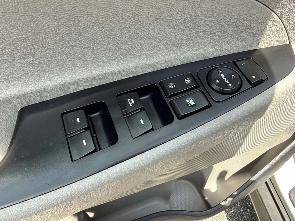 Used 2017  Hyundai Sport image 23