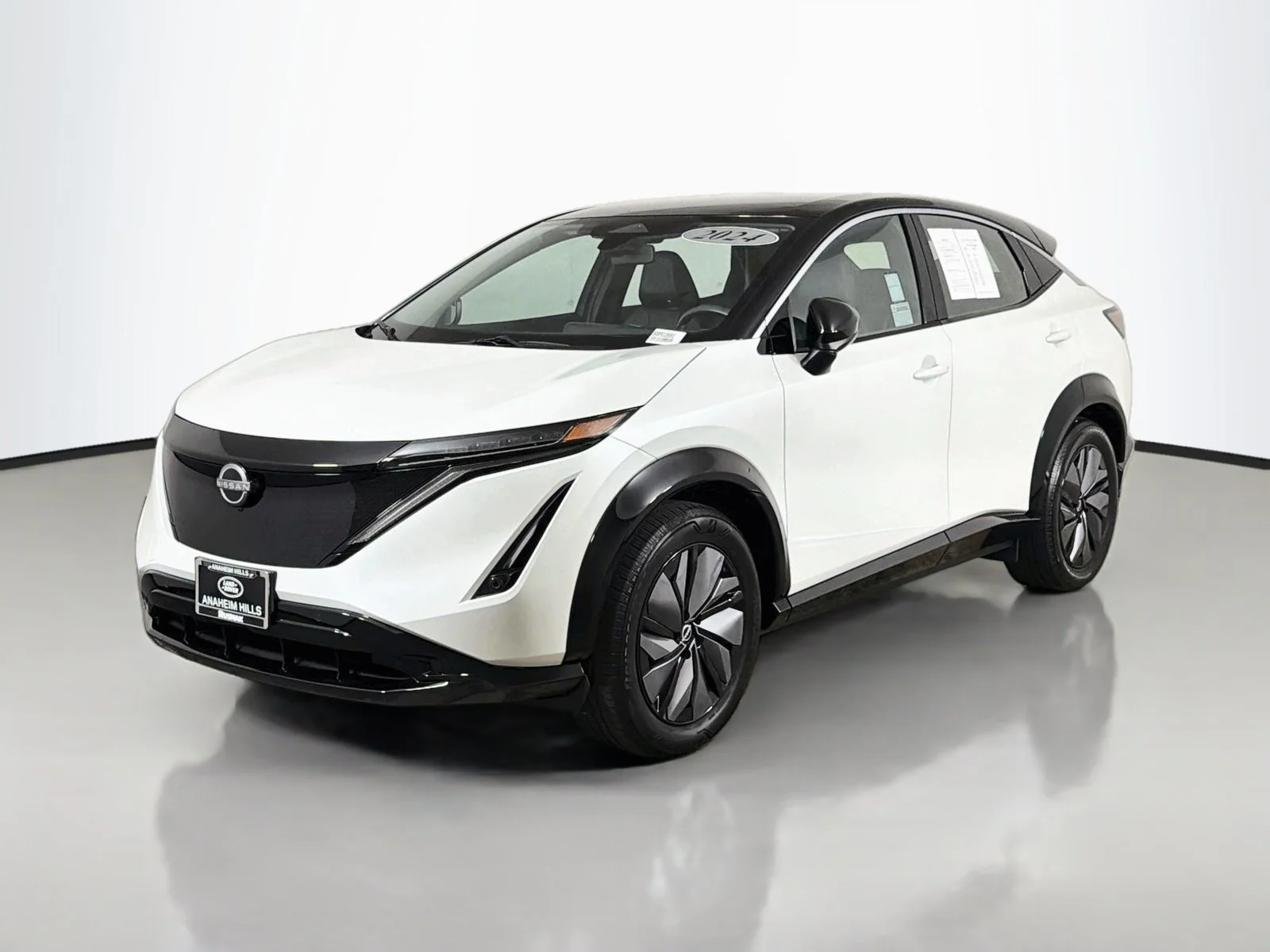 Used 2024 Everest White Pearl Tricoat/Black Diamond Pearl Nissan ENGAGE image 1