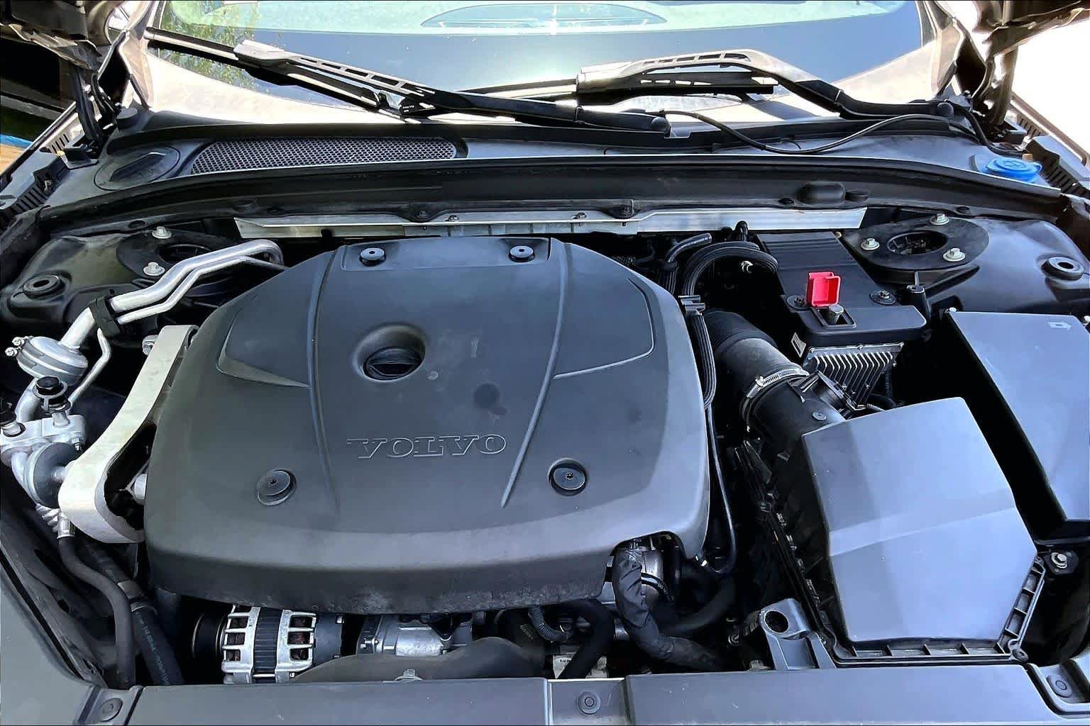 Used 2018 Onyx Black Metallic Volvo Momentum image 30