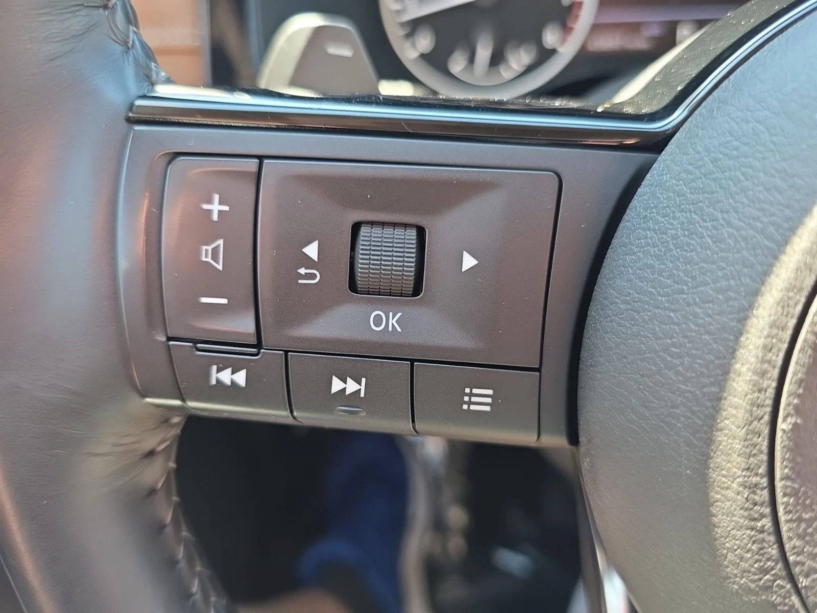Used 2023 Red Nissan Platinum image 43