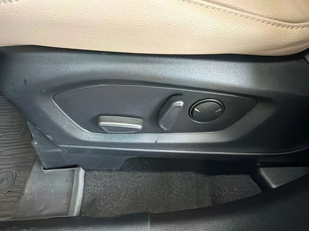 Used 2023 White Ford Limited image 20