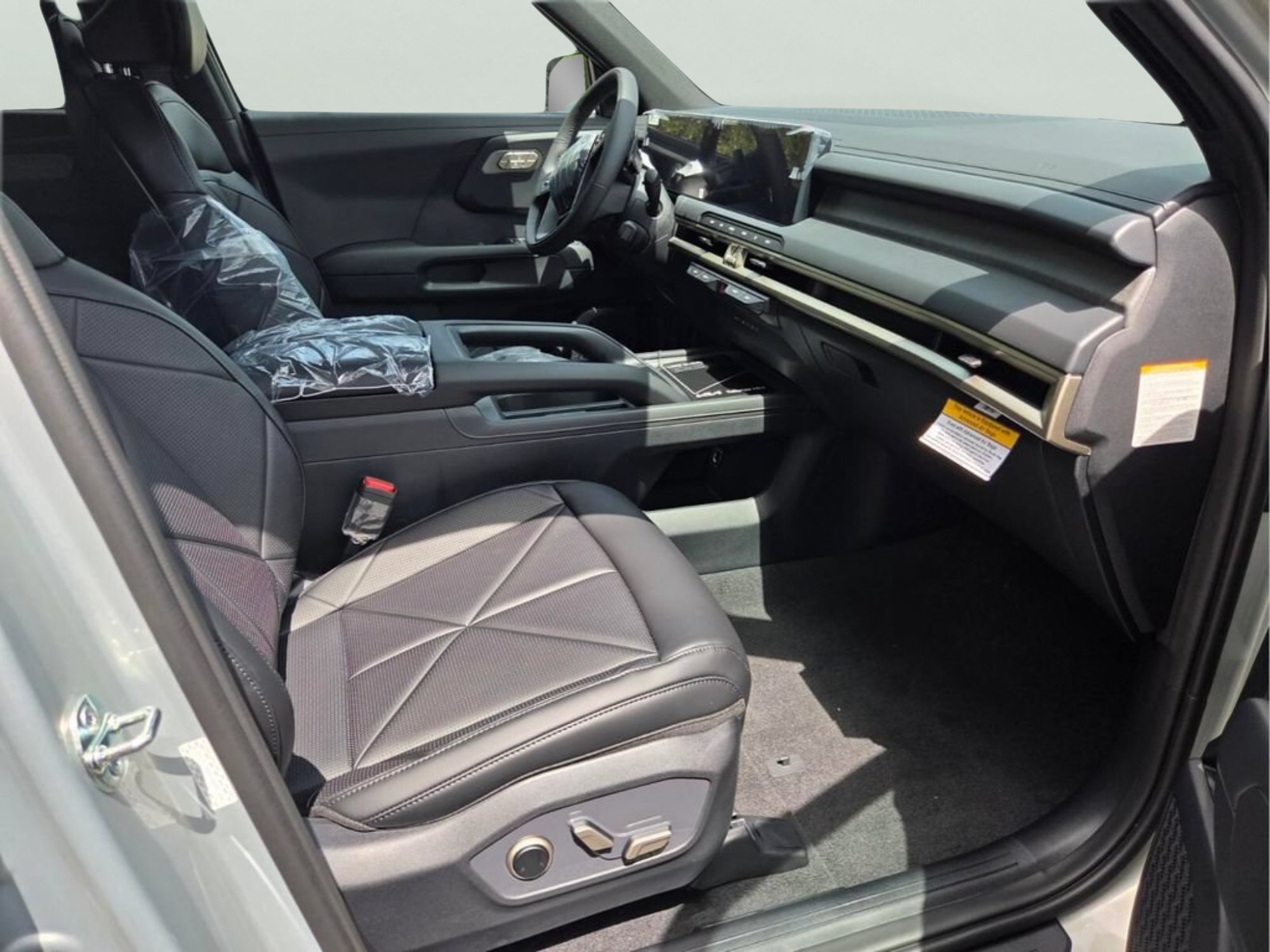 New 2027 Ivory Silver Kia EX image 14