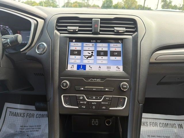 Used 2019 Oxford White Ford SE image 23
