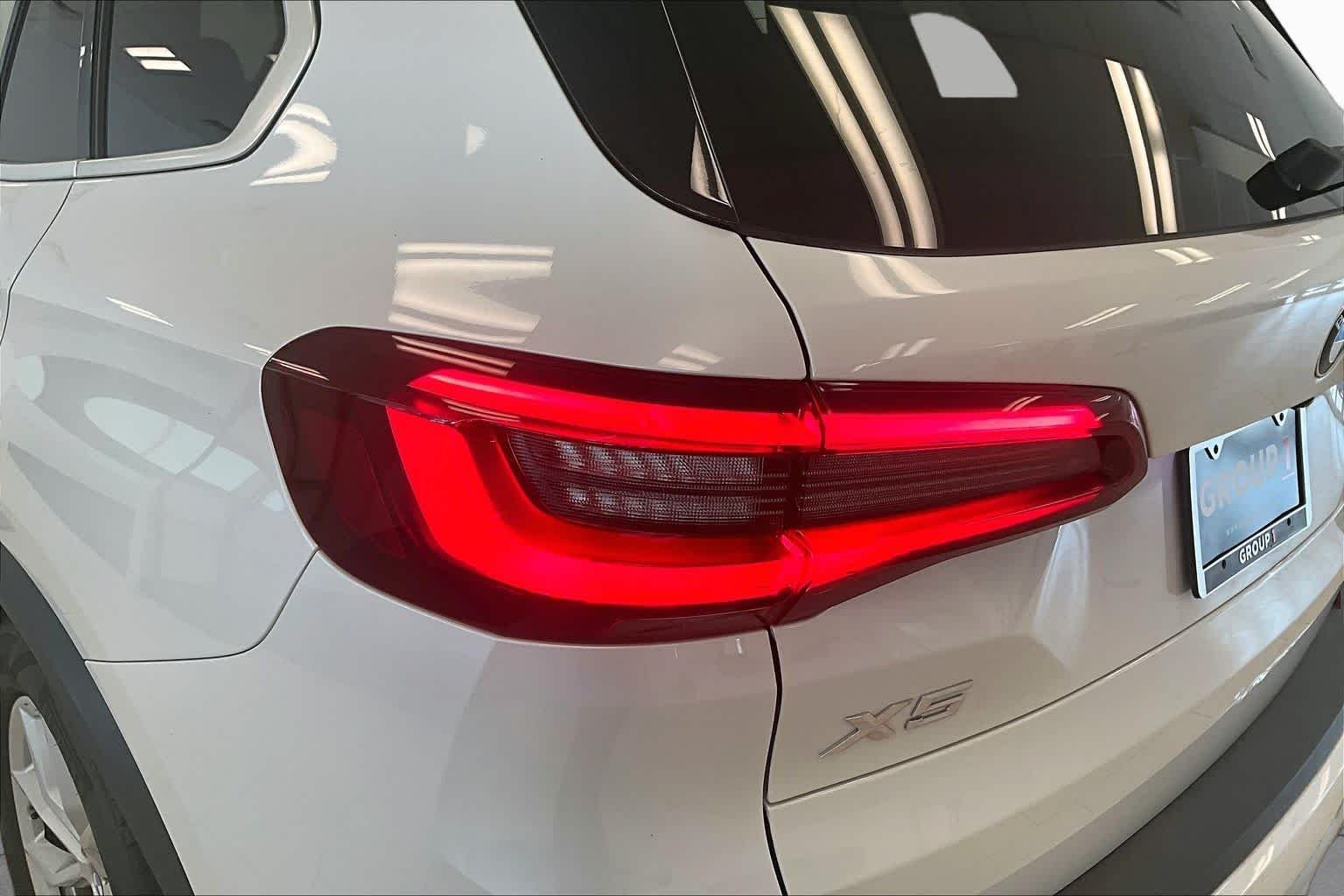 Used 2023 Mineral White Metallic BMW sDrive40i image 27