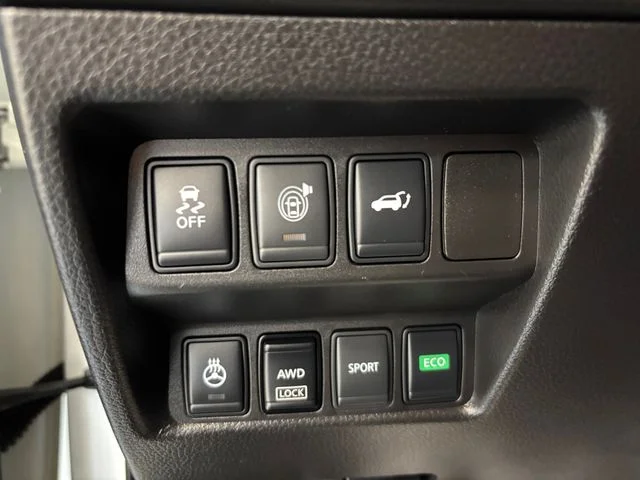Used 2017 Glacier White Nissan SV image 23