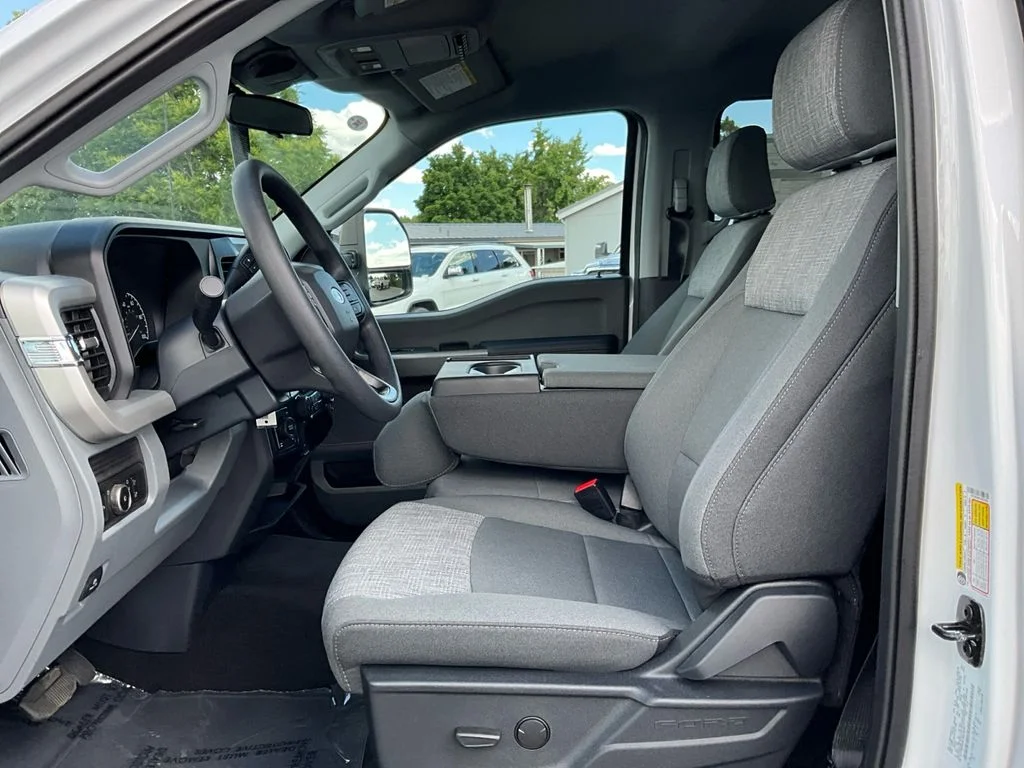 New 2026 Oxford White Ford XLT image 16