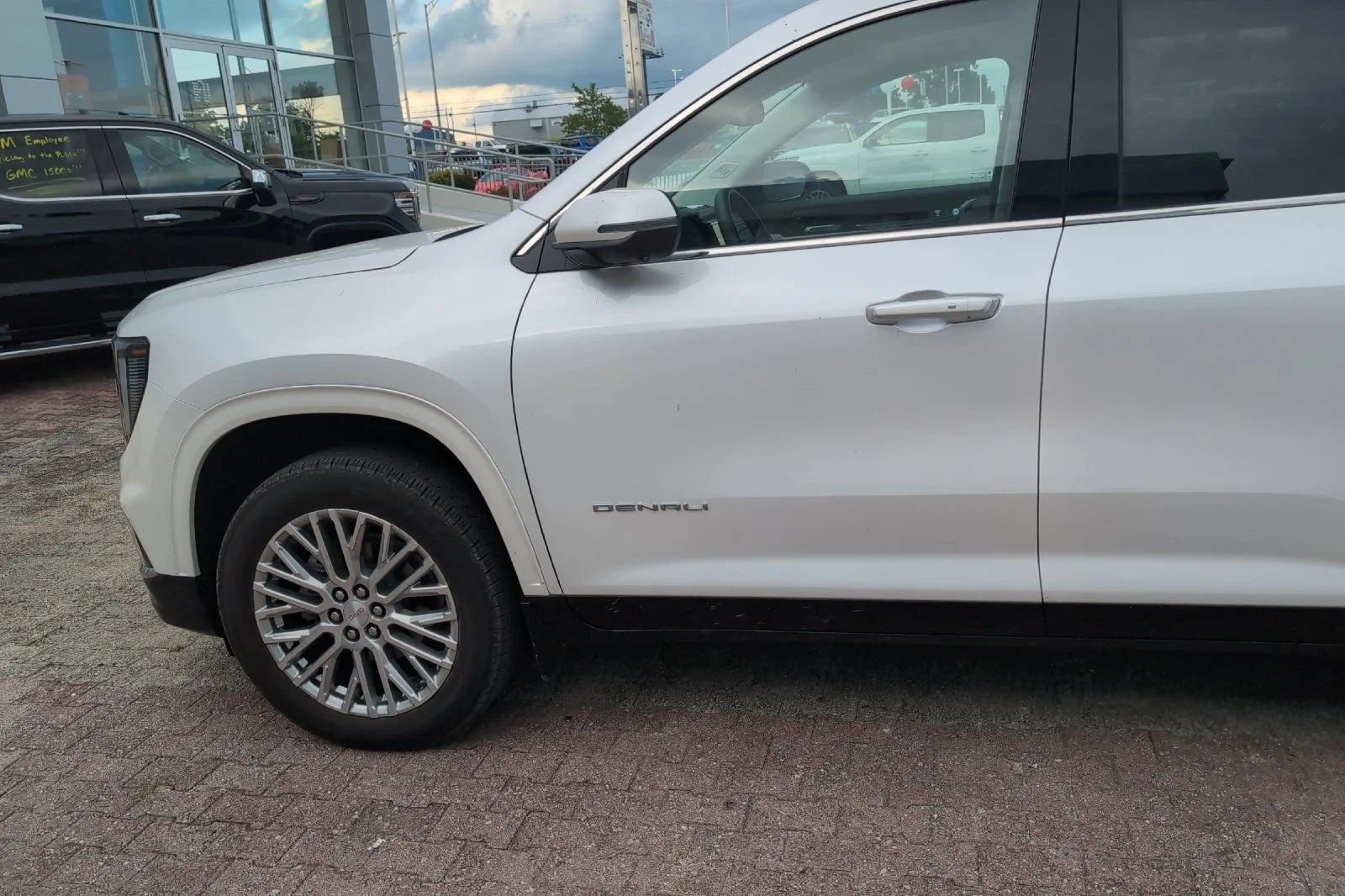 Used 2025 White Frost Tricoat GMC Denali image 9