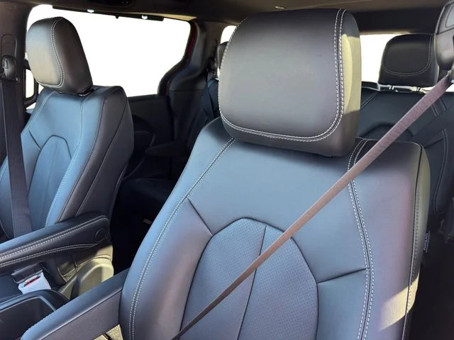 2026 Chrysler Pacifica Select - Photo 13