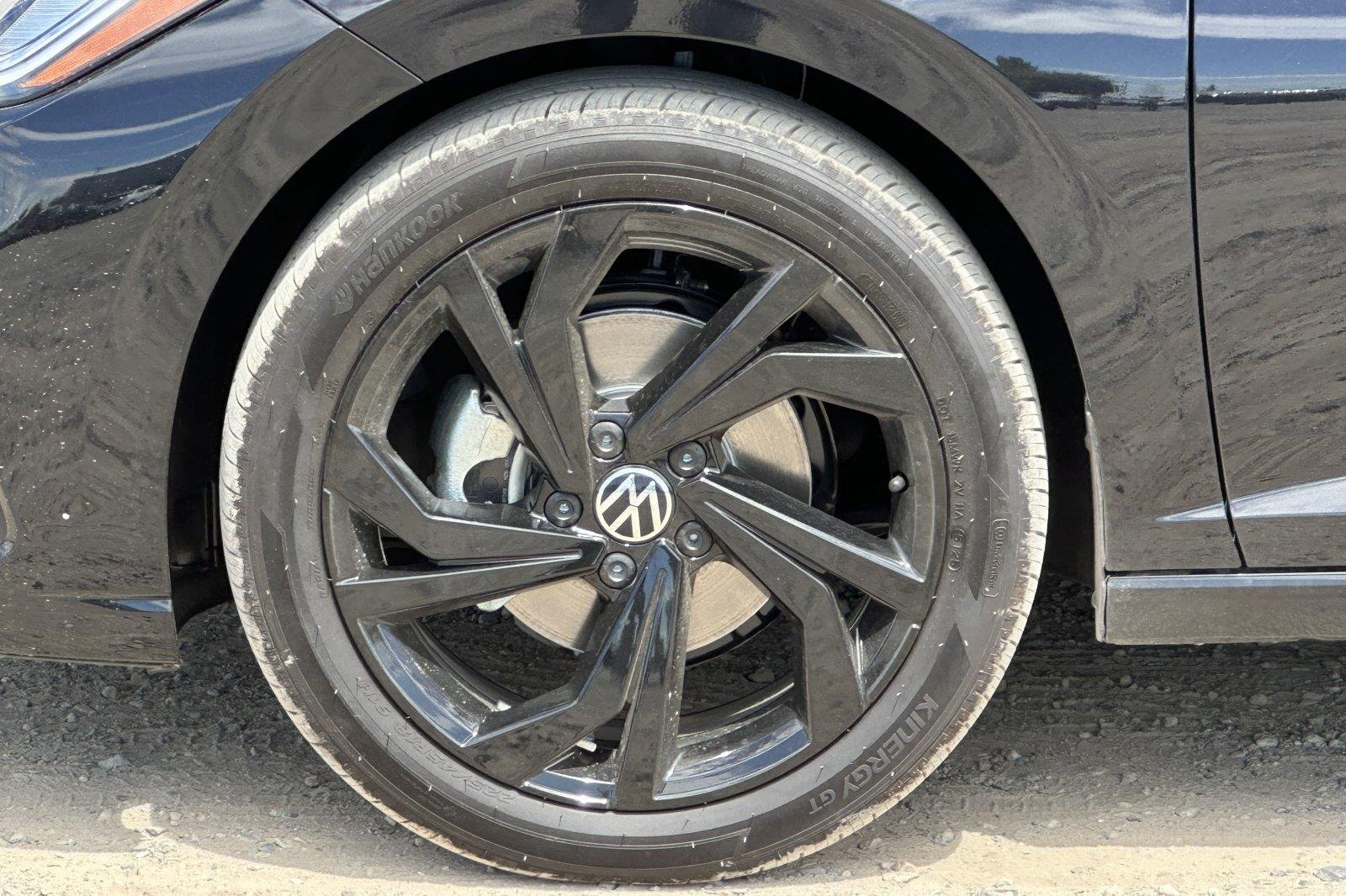 New 2026 Deep Black Pearl Volkswagen SE image 24