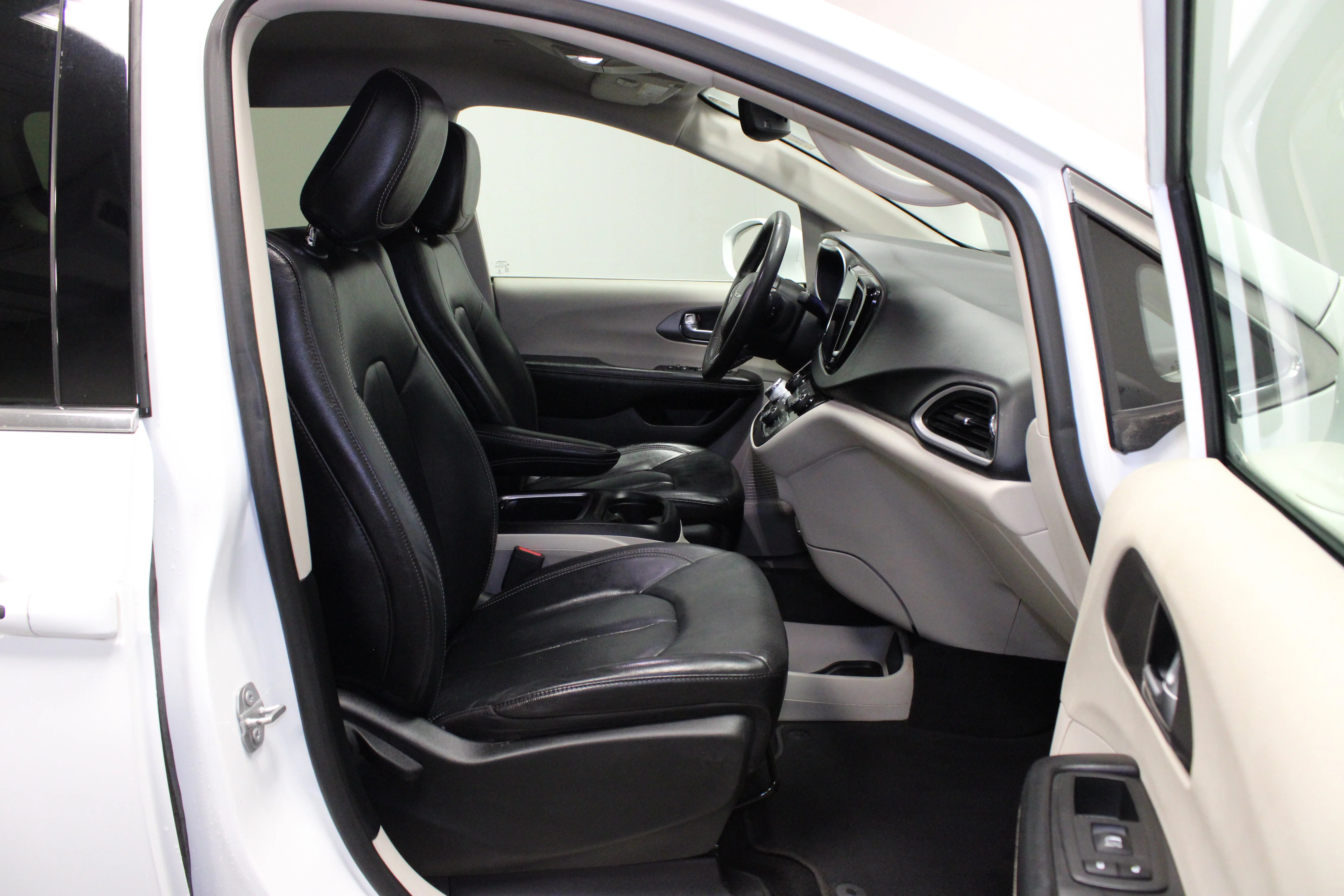 Used 2022 Bright White Clearcoat Chrysler Touring L image 14