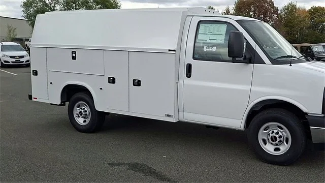 New 2025 Summit White GMC 1WT image 3