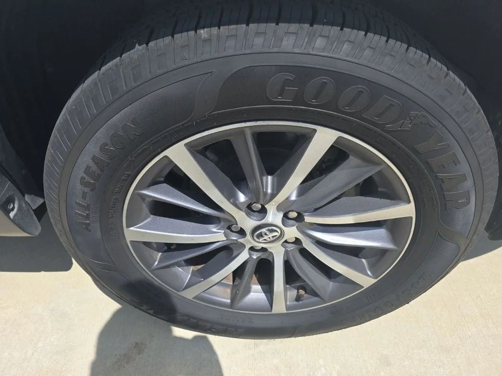 Used 2018 White Toyota XLE image 13