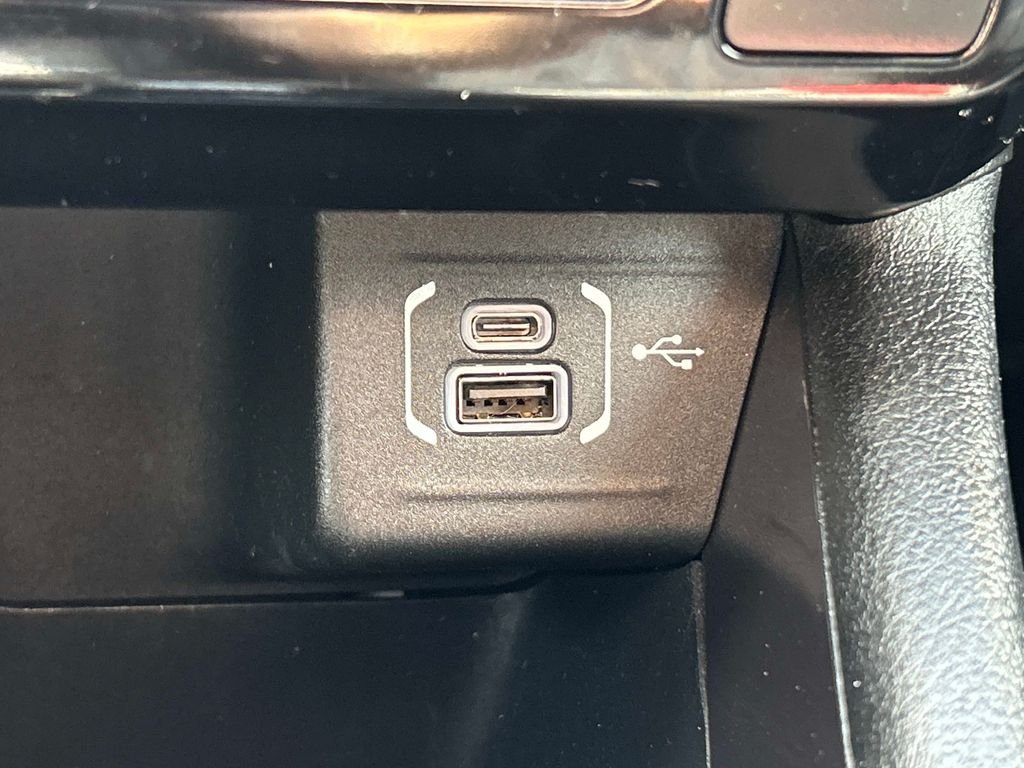 Used 2022 White Jeep Latitude image 25