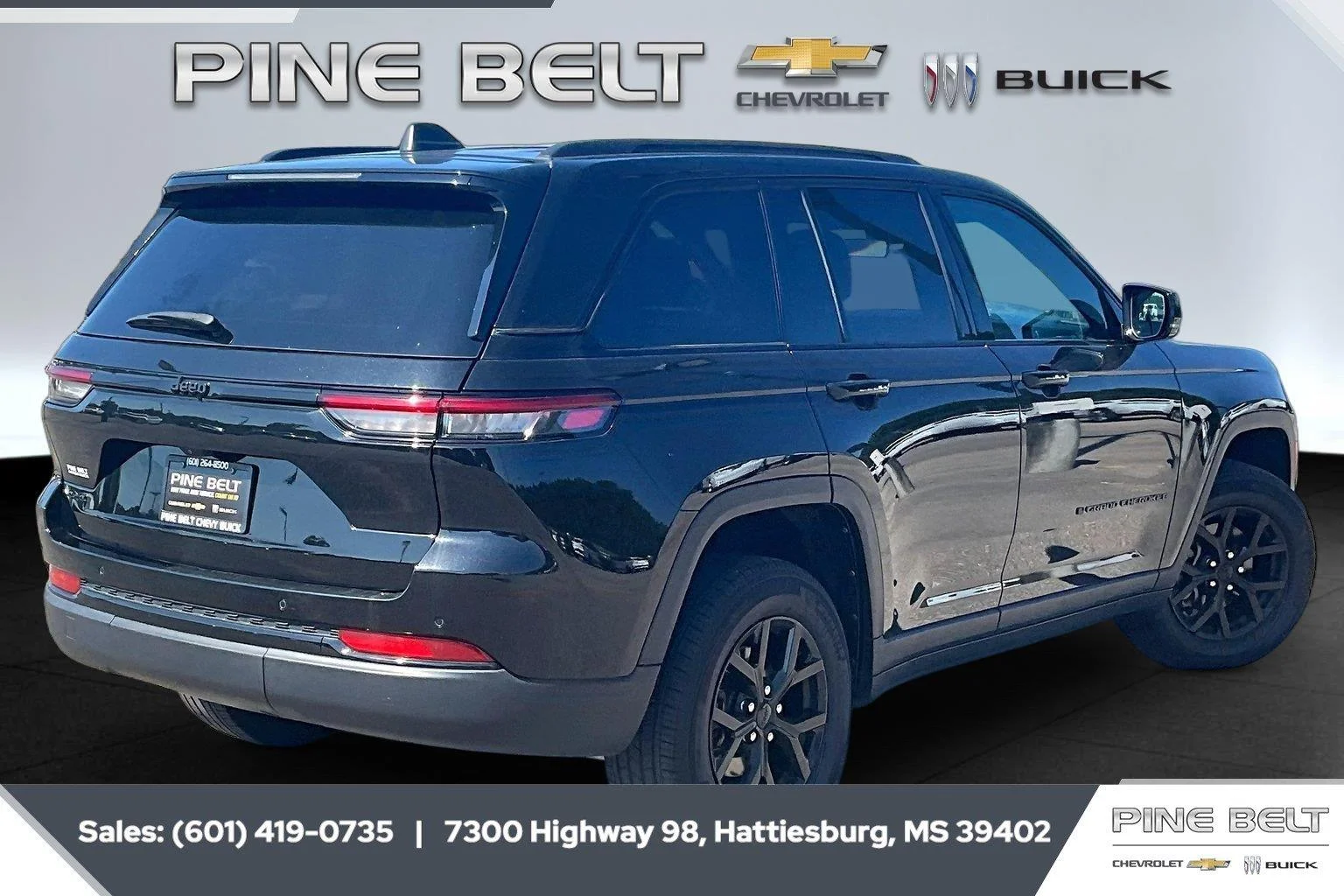 Used 2025 Diamond Black Crystal Pearlcoat Jeep Altitude image 11