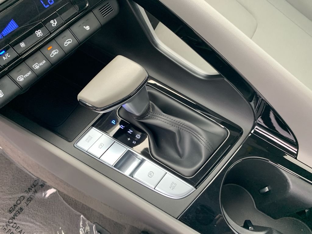 Used 2025 Silver Hyundai SEL Convenience image 21