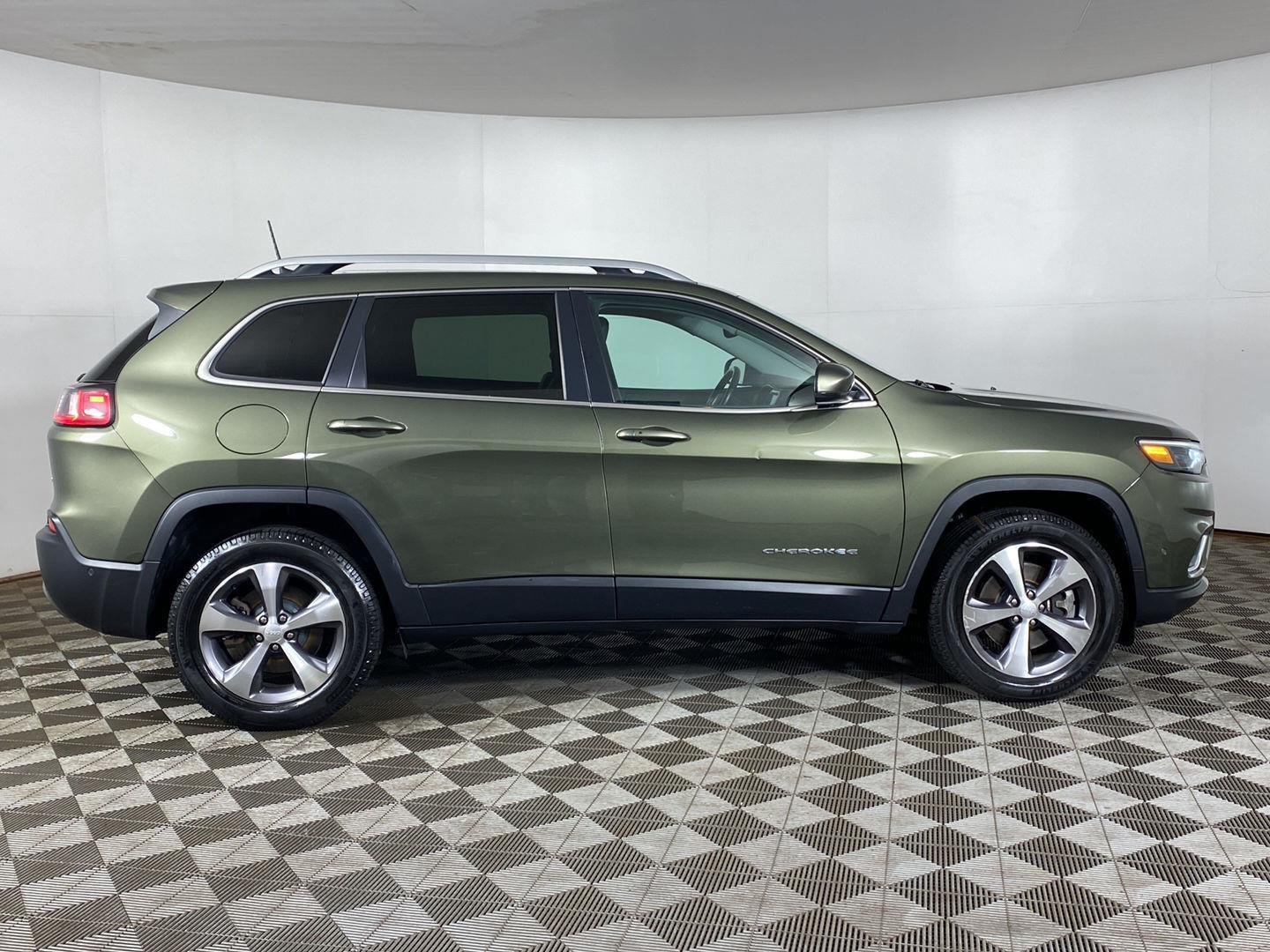 Used 2021 Olive Green Pearlcoat Jeep Limited image 7