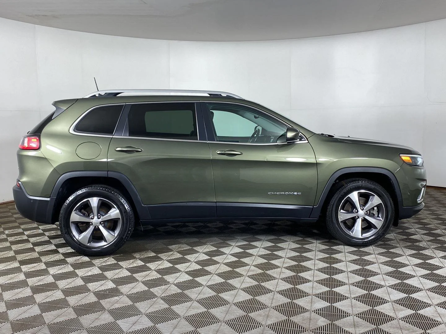 Used 2021 Olive Green Pearlcoat Jeep Limited image 7