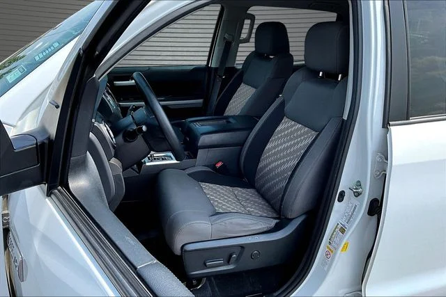 Used 2018 White Toyota SR5 image 21