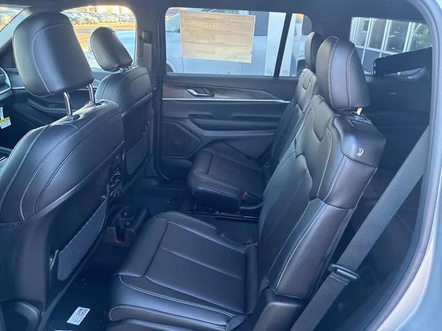 New 2025 Silver Zynith Exterior Paint Jeep Limited image 18