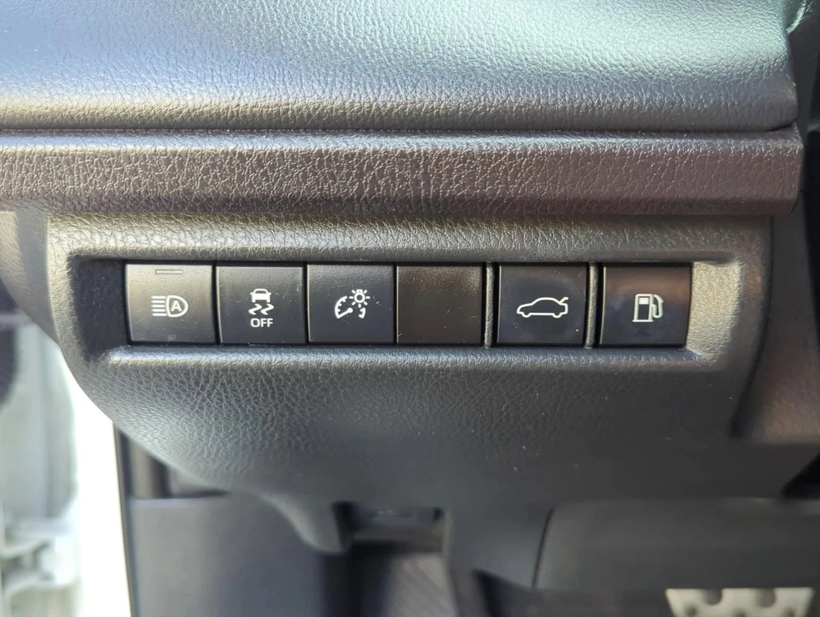 Used 2025 Wind Chill Pearl Toyota XSE image 12