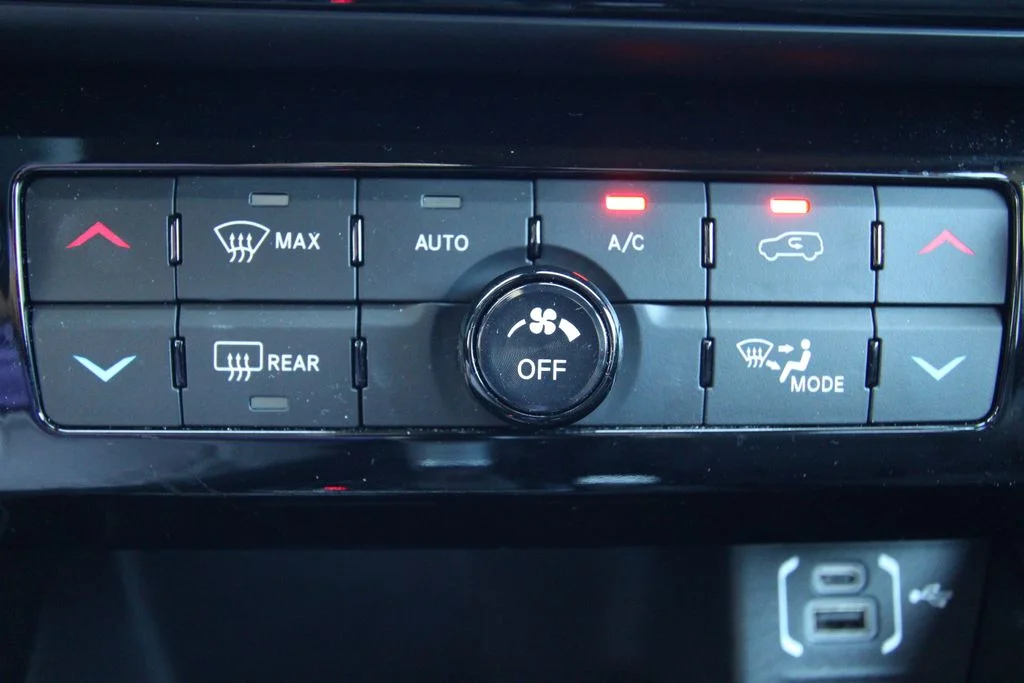 Used 2024 White Jeep Trailhawk image 29