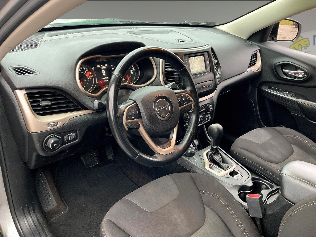 Used 2017 Billet Silver Metallic Clearcoat Jeep Latitude image 8