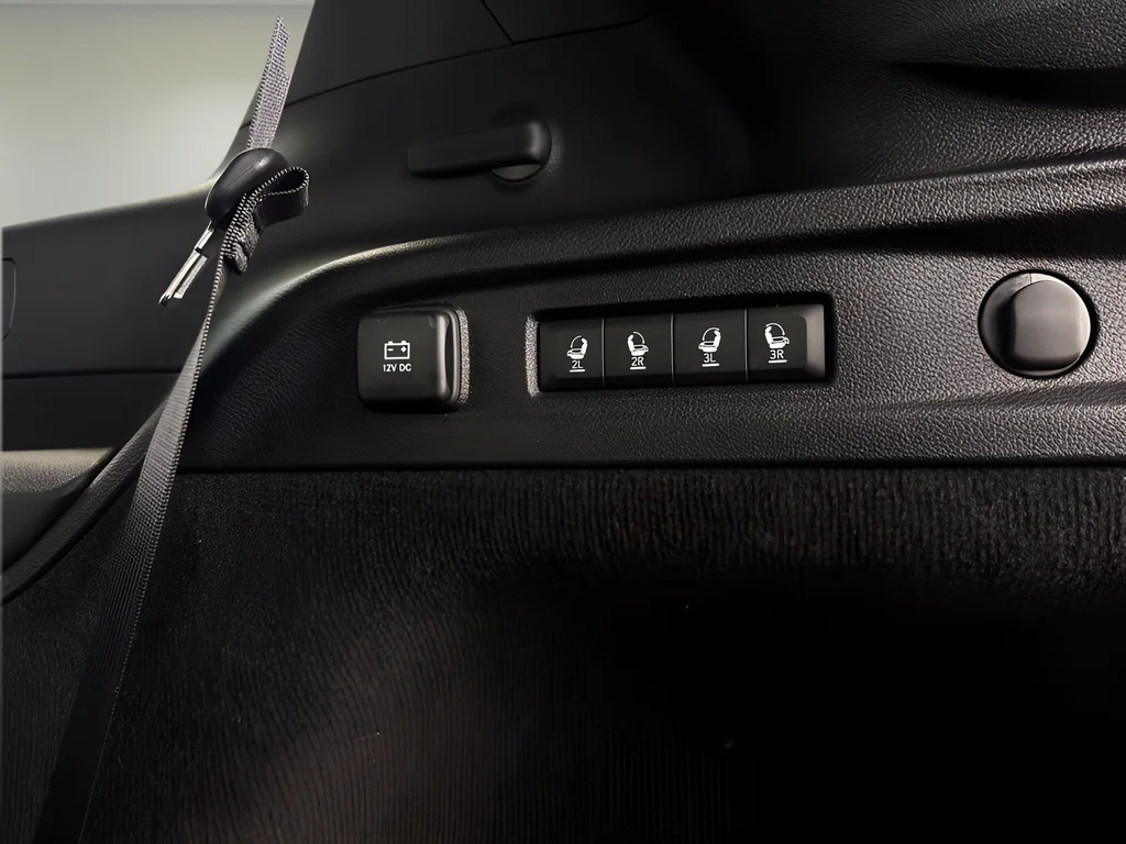Used 2023 White/off-white Jeep Overland image 25