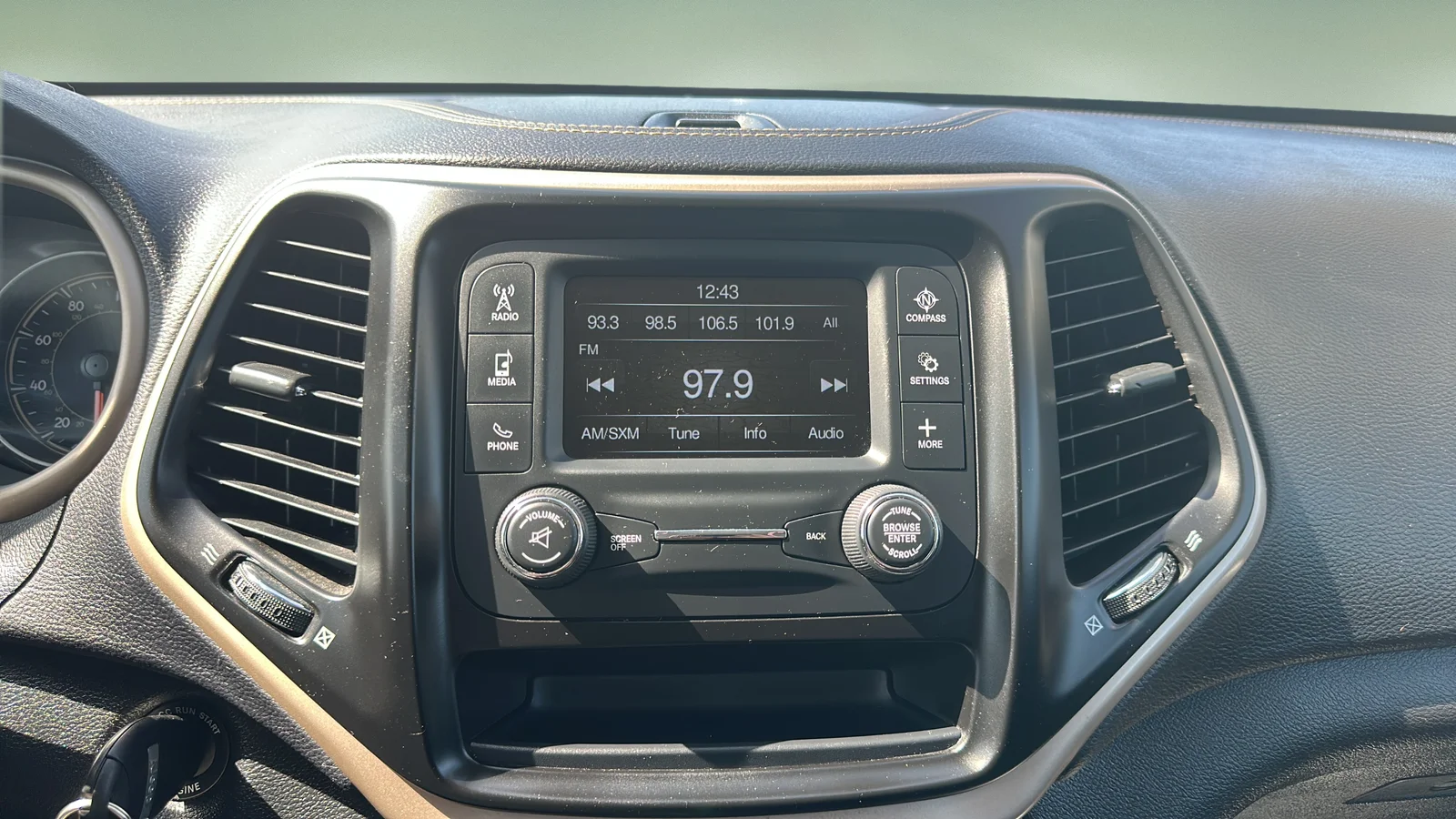 Used 2018 Black Jeep Latitude image 11