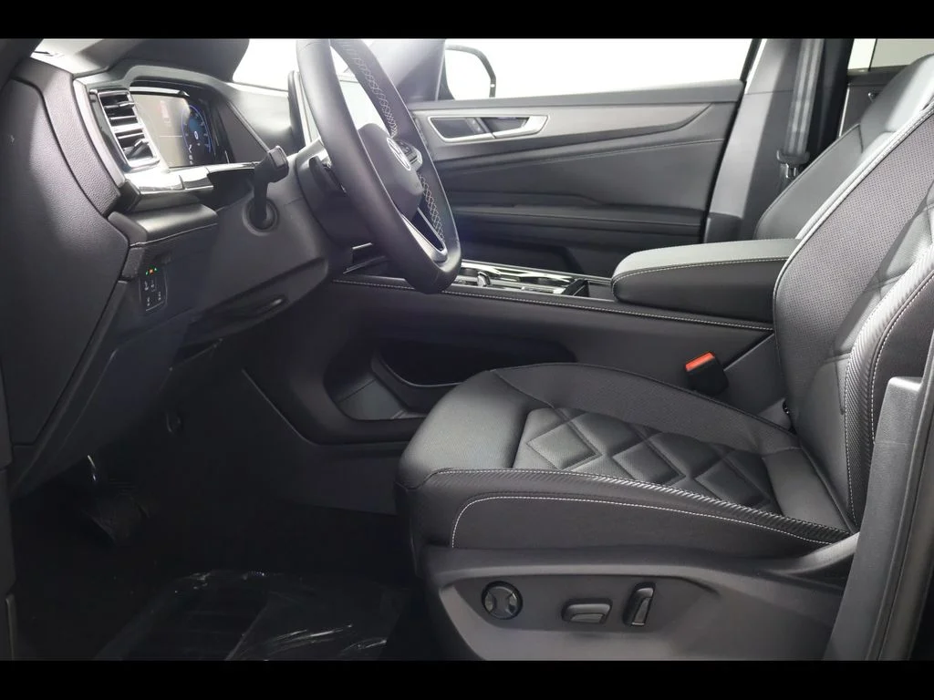 New 2026 Black Volkswagen 2.0T SE w/Technology image 19