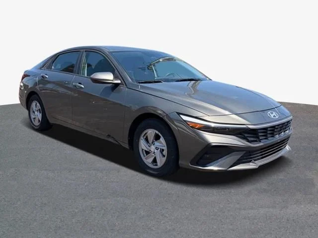 Used 2025 Gray Hyundai SE image 4