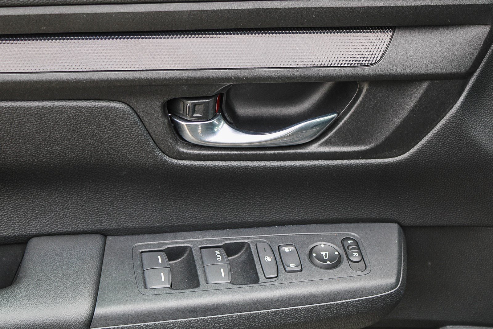 2025 Honda CR-V LX - Photo 21