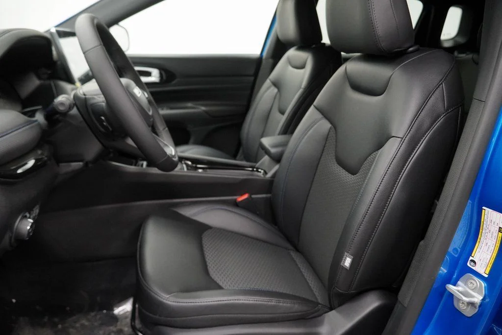 New 2026 Hydro Blue Pearlcoat Jeep Latitude image 17