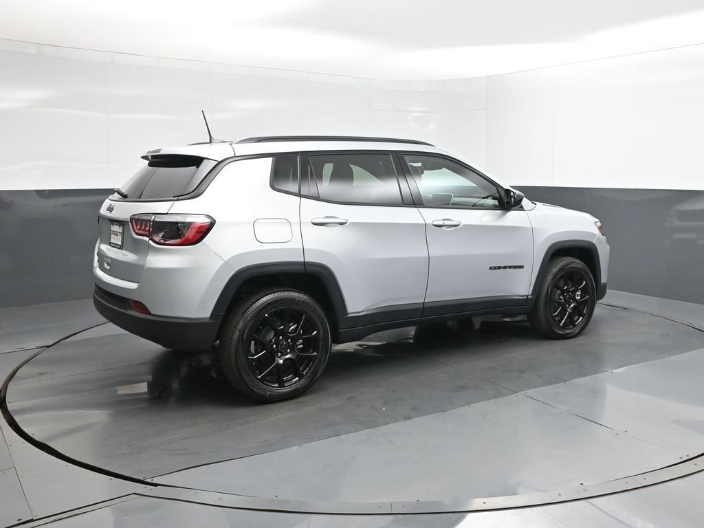 New 2026 Silver Zynith Metallic Clearcoat Jeep Latitude image 15