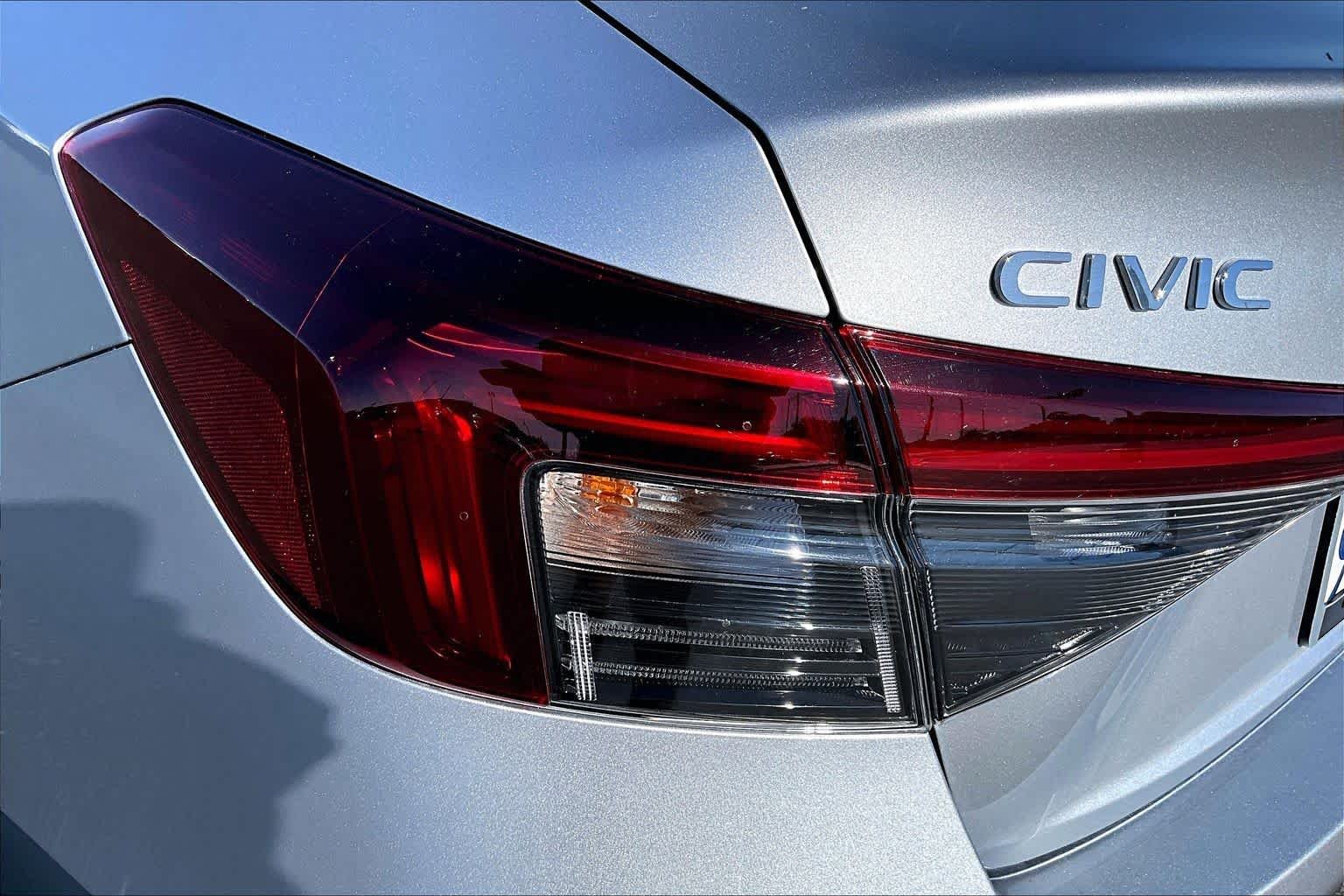 Used 2025 Solar Silver Metallic Honda Sport Touring image 28