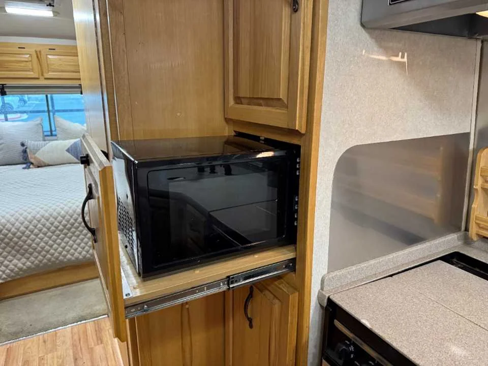 Used 2011 SILVER AIRSTREAM  image 17