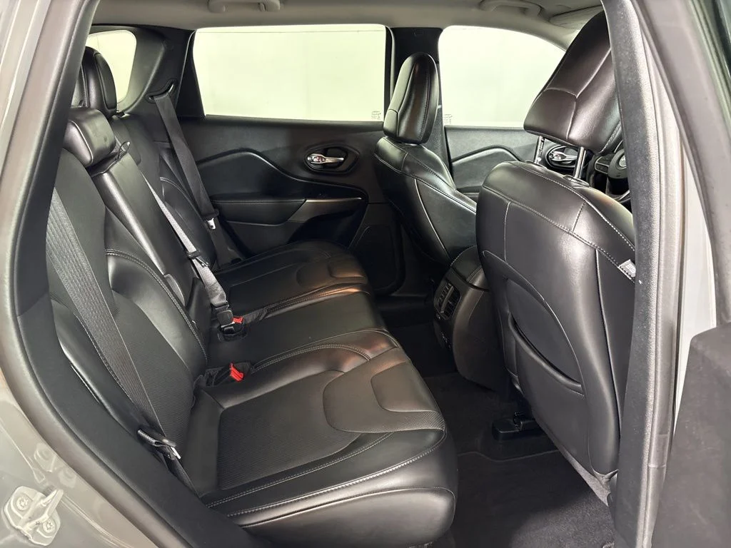Used 2021 Gray Jeep Latitude Lux image 19