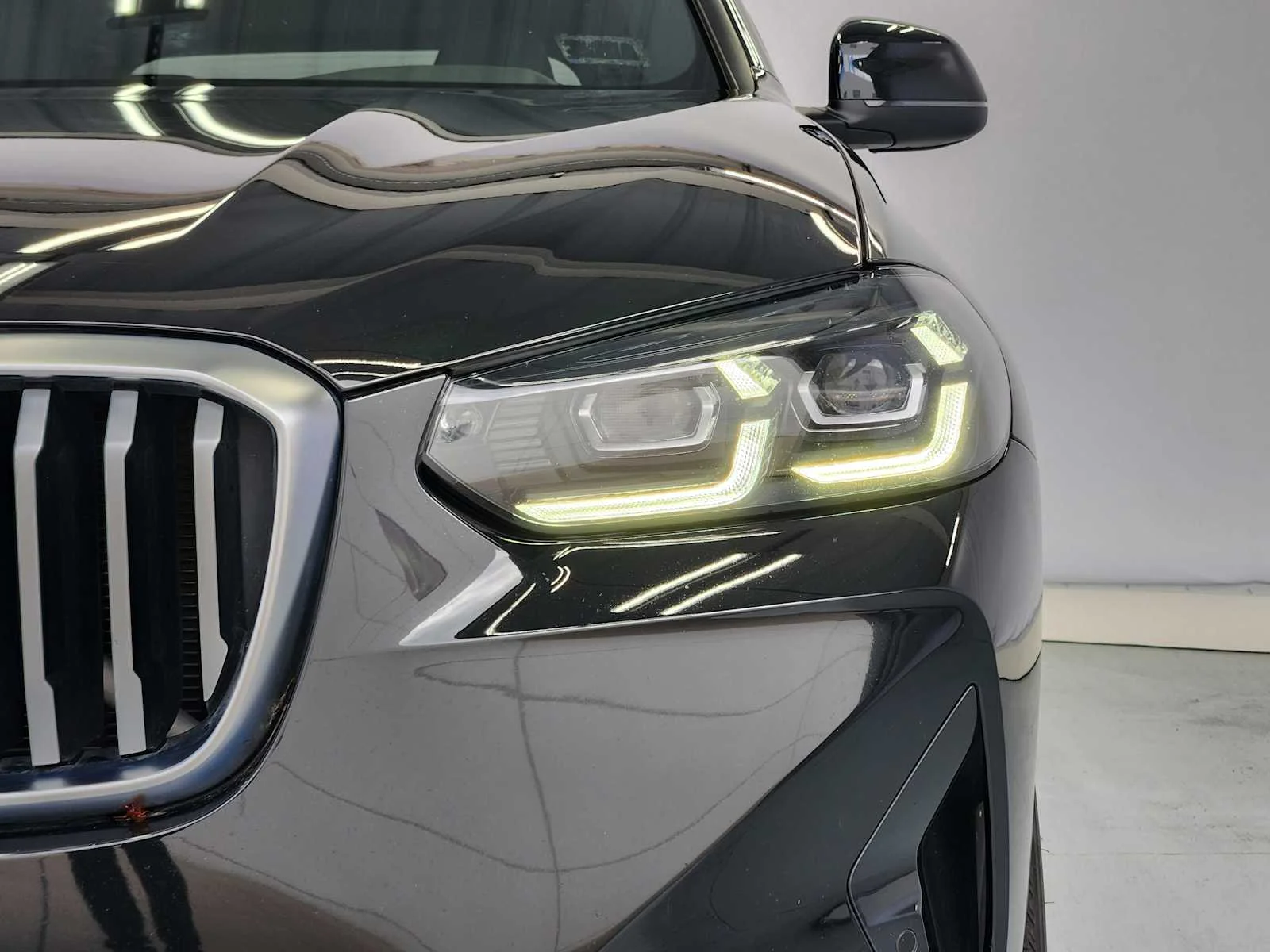 Used 2022 Black Sapphire Metallic BMW sDrive30i image 5