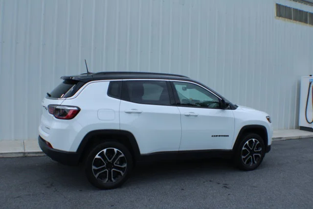 Used 2022 Bright White Clearcoat Jeep Limited image 2