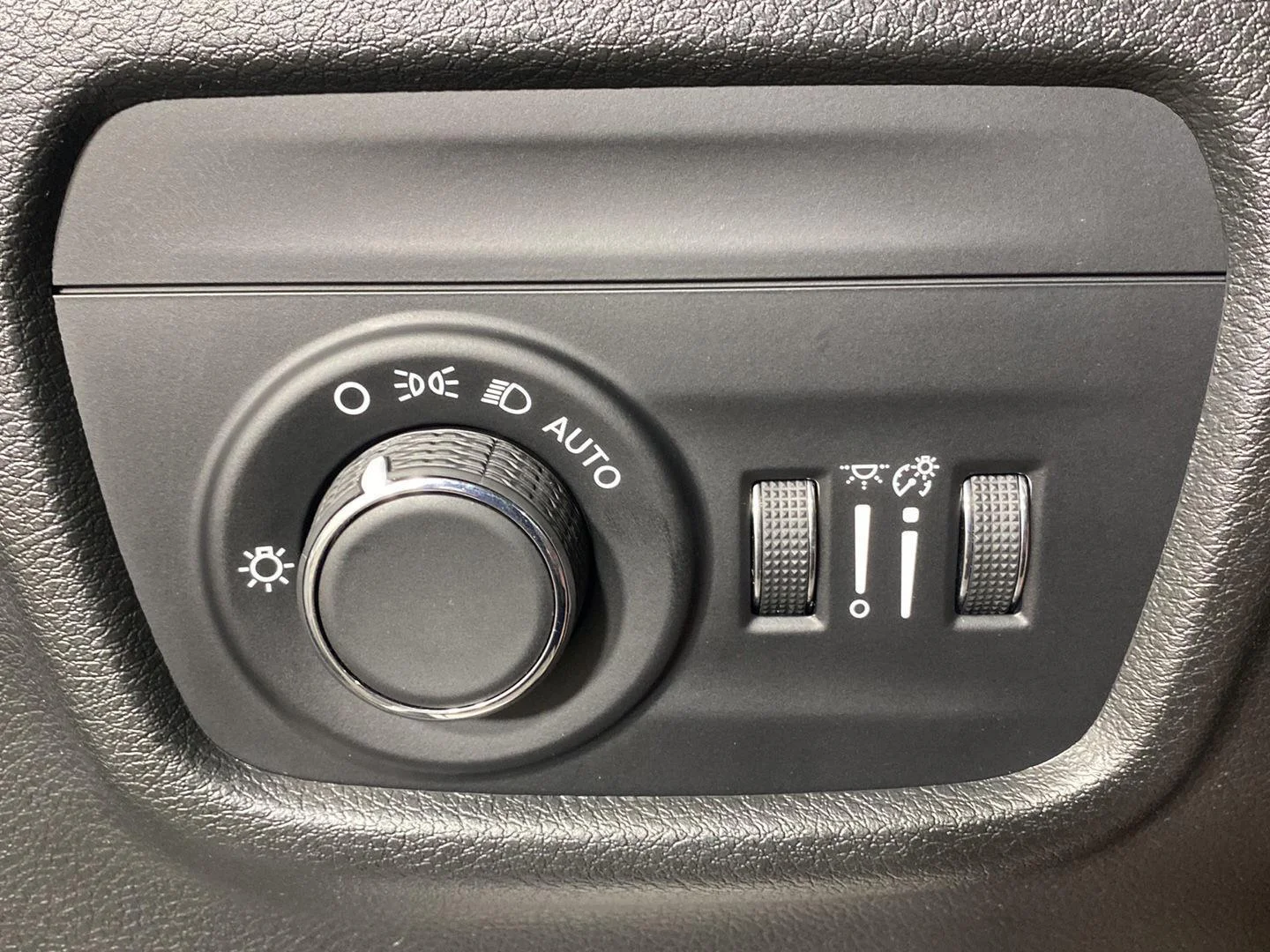 Used 2023 Silver Zynith Jeep Laredo image 24