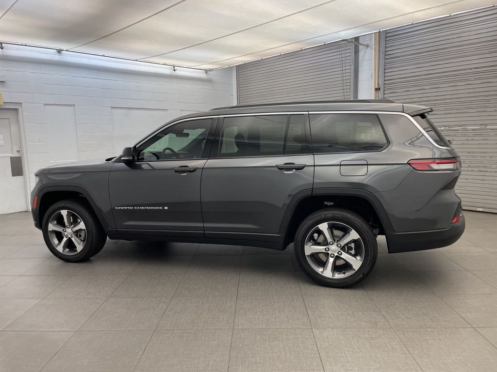 New 2025 Baltic Gray Metallic Clear-Coat Exterior Paint Jeep Limited image 5