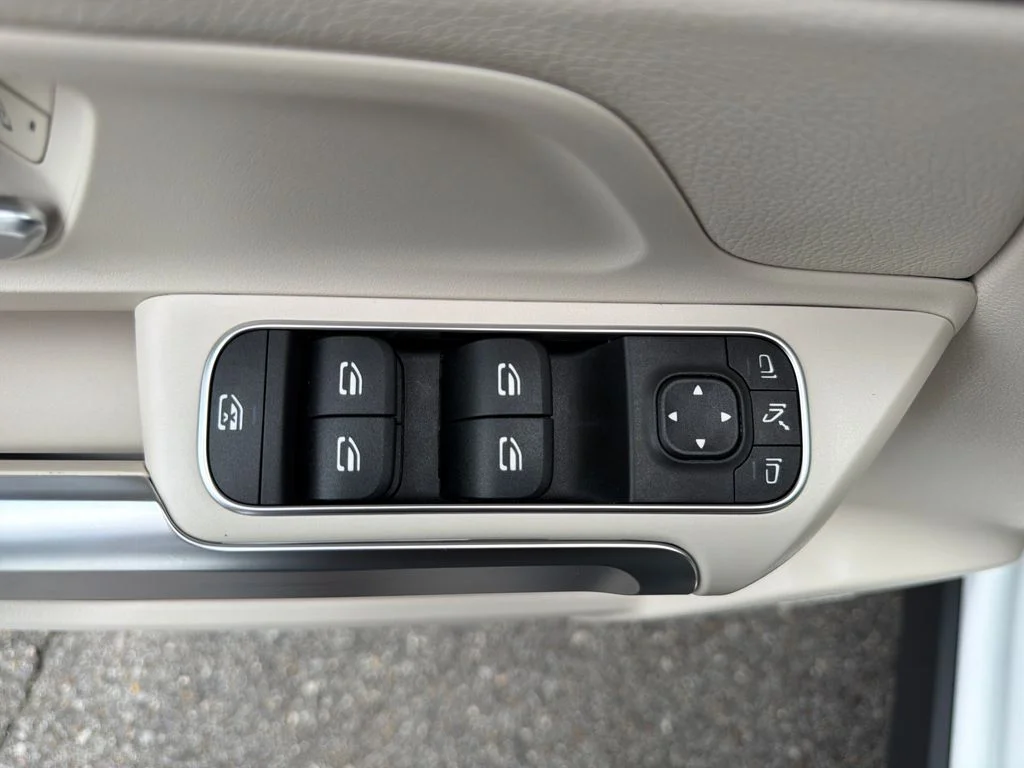 Used 2022 White Mercedes-Benz GLB 250 image 30