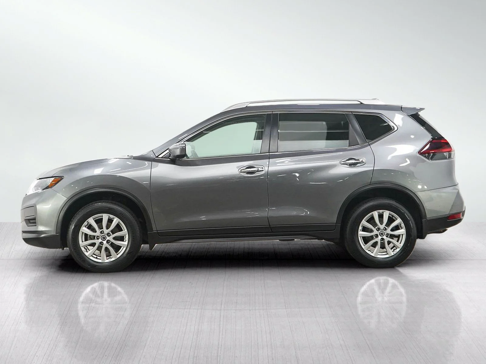 Used 2018 Nissan Rogue SV with VIN KNMAT2MV6JP603914 for sale in Burnsville, Minnesota