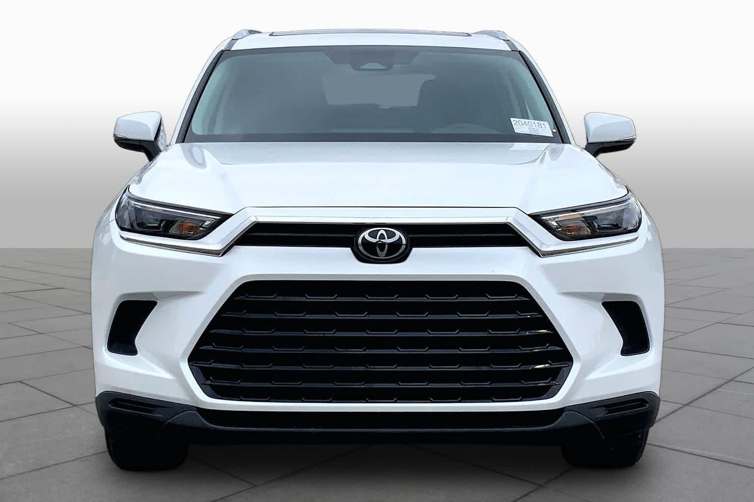 Used 2025 Wind Chill Pearl Toyota XLE image 4