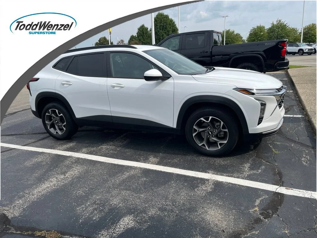 Used 2025 Summit White Chevrolet LT image 1