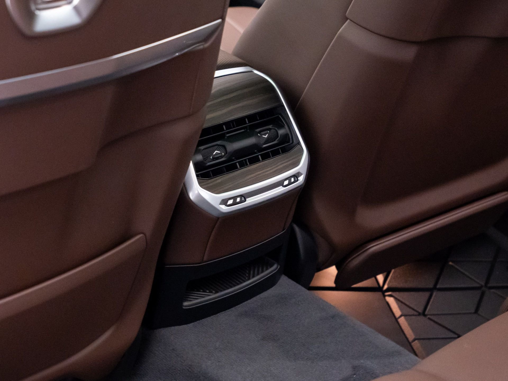 New 2026 Alpine White BMW M70 image 21