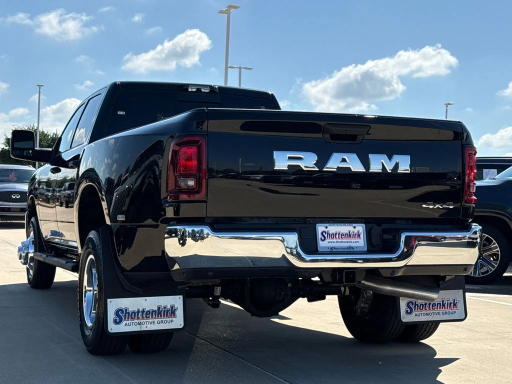New 2026 Diamond Black Crystal Pearl-Coat Exterior Paint RAM Tradesman image 7