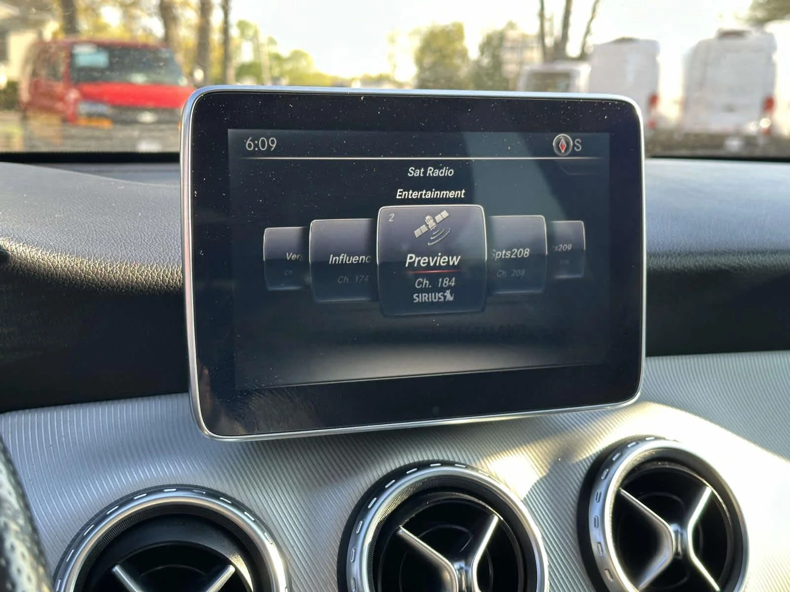 Used 2016 Cirrus White Mercedes-Benz GLA 250 image 34