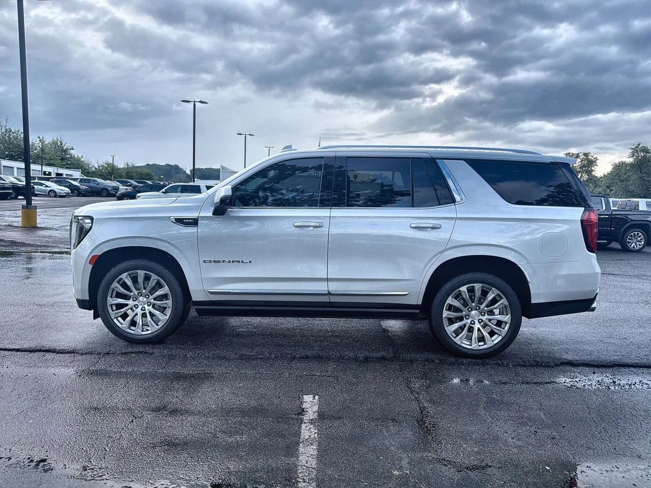 Used 2022 White Frost Tricoat GMC Denali image 5